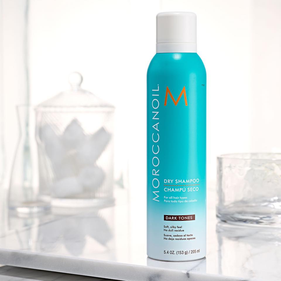 Gôm xịt tóc Moroccanoil 330ml giúp bảo vệ tóc khỏi tác động của môi trường và tia UV (Nguồn: Internet)