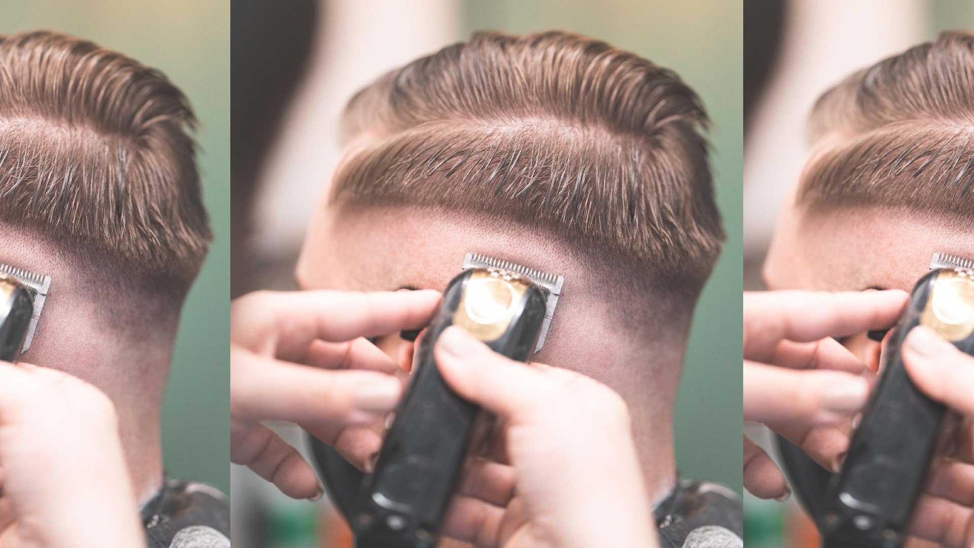 Stylist cắt chỉnh tóc giả nam tại nhà nhằm đảm bảo kiểu tóc cân đối khi đội thực tế