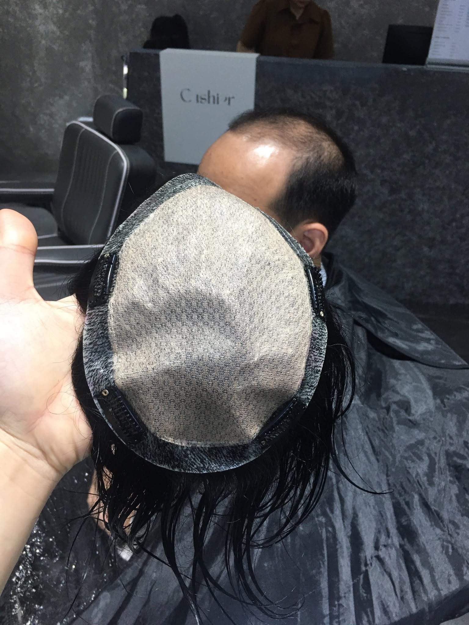Đội ngũ Master Stylist tại VTG Hair thực hiện cắt tỉa và định hình phom tóc giả nam theo yêu cầu