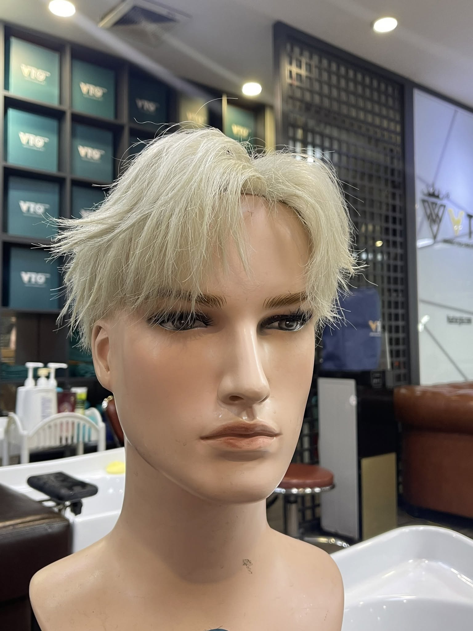 Chất liệu tóc giả và mức độ phức tạp của kiểu tóc là những yếu tố ảnh hưởng đến chi phí cắt chỉnh
