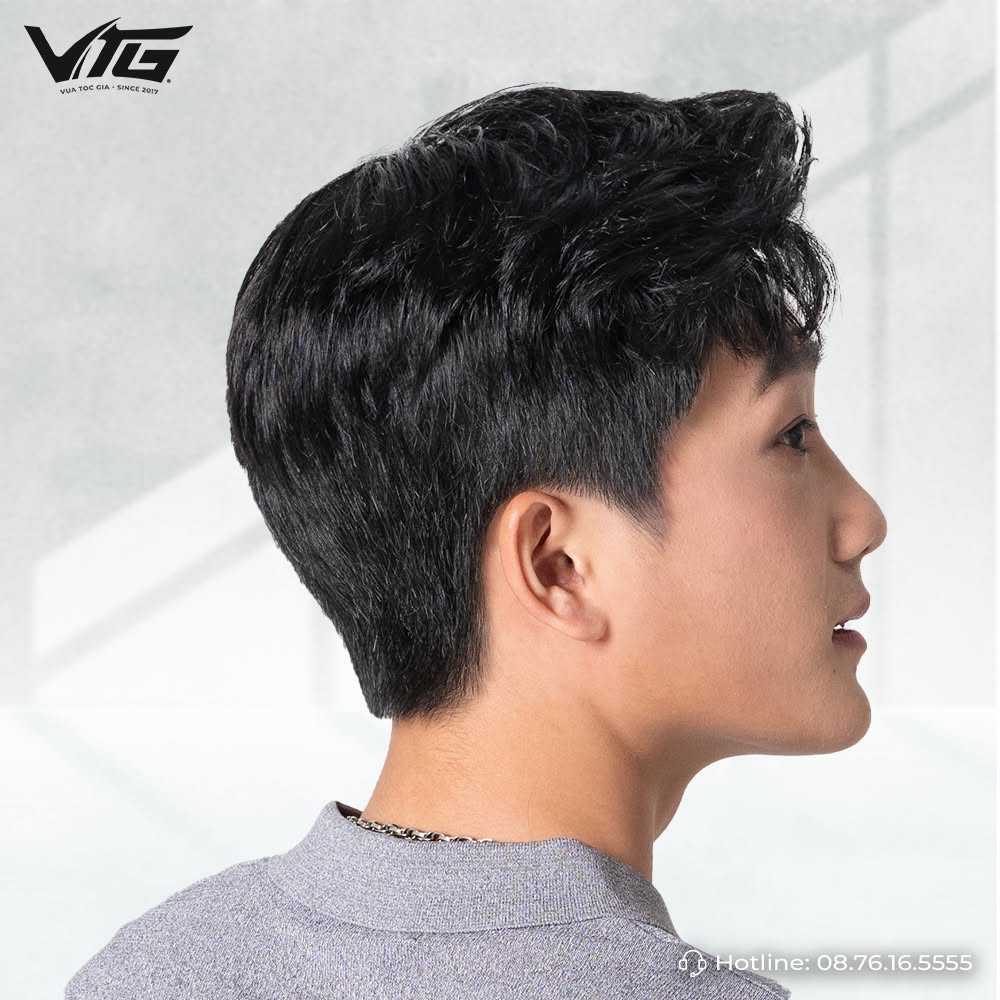 Master Stylist tại VTG Hair thực hiện công đoạn cắt và định hình tóc giả nam tại trung tâm