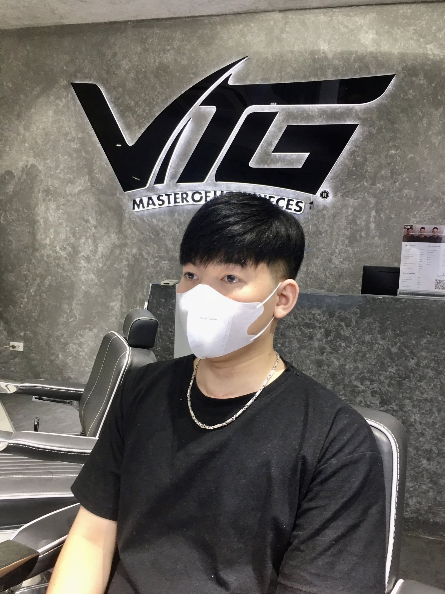 Master Stylist thực hiện cắt định hình tóc giả nam tại trung tâm trước khi stylist hoàn thiện trực tiếp trên đầu khách hàng