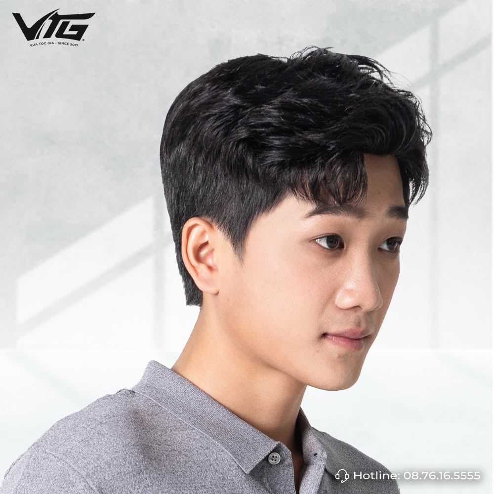 Hair Stylist tư vấn và kiểm tra kiểu tóc giả nam cho khách hàng tại nhà