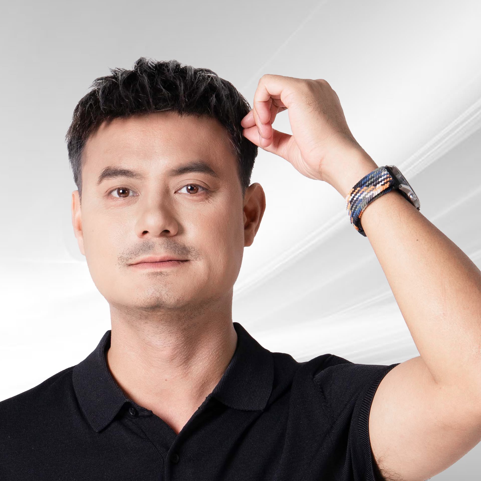 Hair Stylist tư vấn và hoàn thiện kiểu tóc giả nam theo yêu cầu của khách hàng
