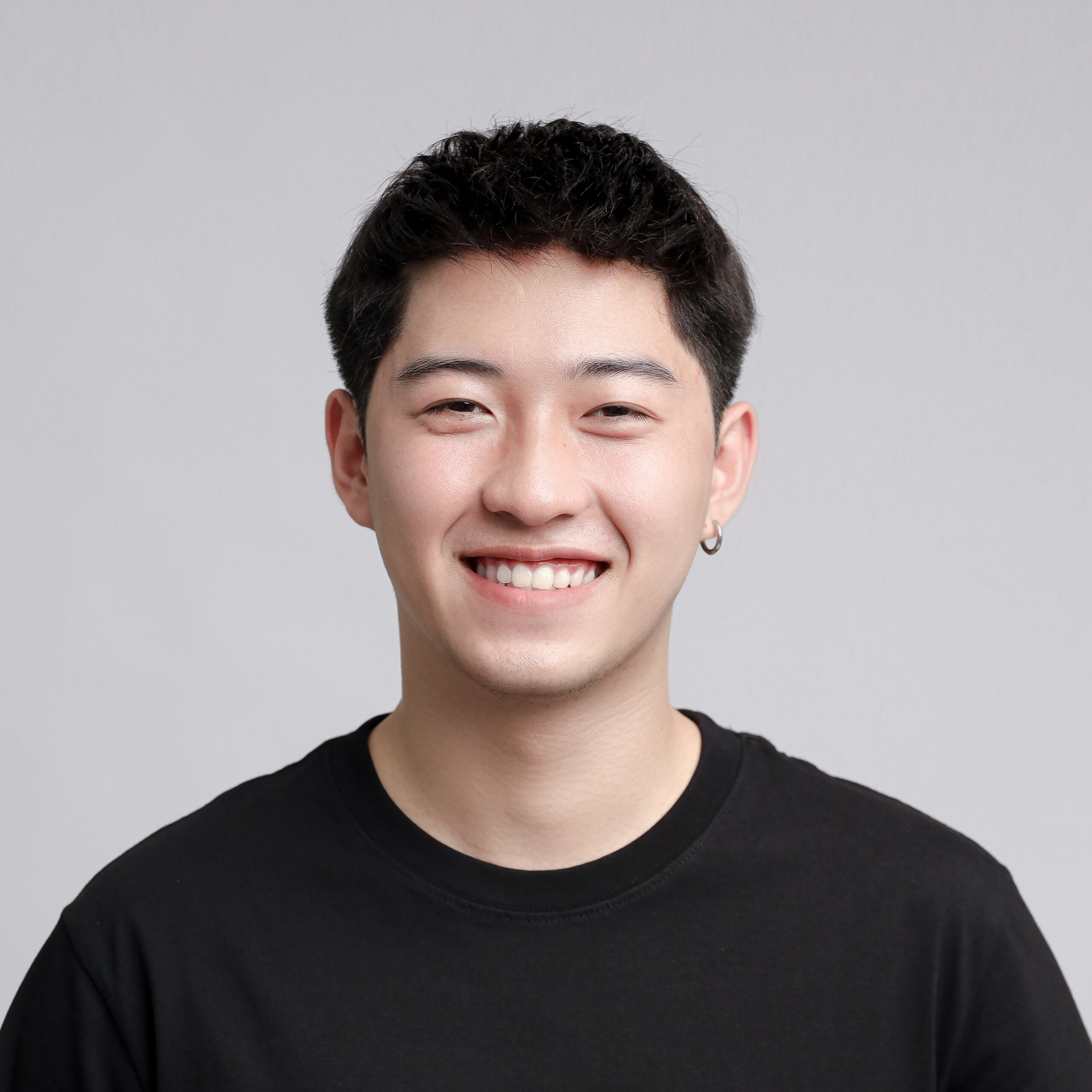Dịch vụ cắt chỉnh tóc giả nam tại nhà của VTG Hair áp dụng quy trình 90/10 giữa Master Stylist và stylist