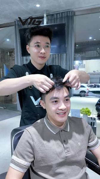 Dịch vụ cắt và tạo kiểu tóc giả nam tại nhà giúp khách hàng lựa chọn kiểu tóc phù hợp trong không gian riêng tư